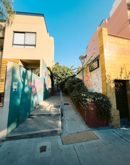 Se encuentra en la manzana delimitada por las calles Cuenca, Campana, Álvarez Jonte y el Pasaje Julio Dantas