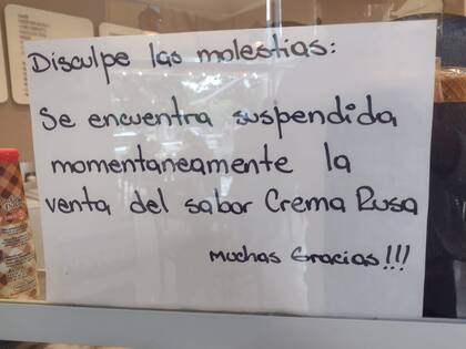 "Se encuentra suspendida momentáneamente la venta del sabor crema rusa", el cartel que apareció en una heladería de Córdoba (Foto: Twitter)