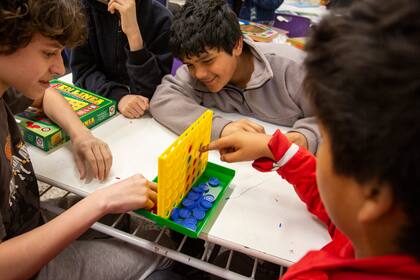 Se entregaron kits de juegos de mesa a 156 escuelas secundarias
