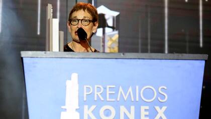 Nora Bär, en el escenario, agradeciendo la distinción