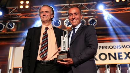 Hugo Alconada Mon recibe su premio