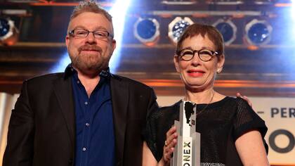 Nora Bär recibe su premio Konex