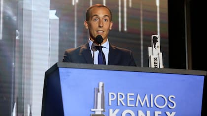 Hugo Alconada Mon durante su discurso luego de recibir el premio