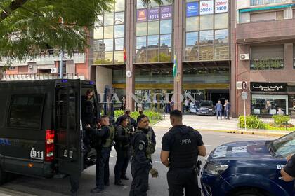 Se entregó un hombre que estaba atrincherado en una oficina del consulado de Brasil