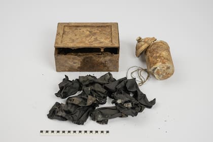 Se especula que el tesoro fue oculto en un agujero entre las rocas durante la invasión nazi de 1939