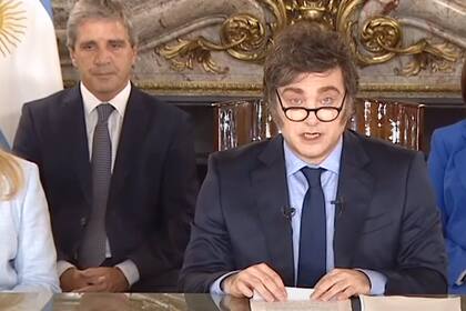 Se espera que Luis Caputo acompañe a Javier Milei durante la cadena nacional