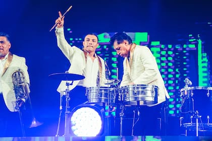 Se espera un show enfocado en clásicos y en la “energía festiva” asociada al grupo, con un cancionero atravesado por hits como “Mi Niña Mujer” y “17 Años”.