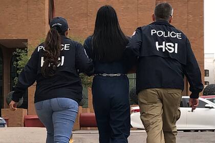 Se establece una presunción refutable de que todo imputado indocumentado representa riesgo de fuga, situación que dificulta su acceso a libertad bajo fianza