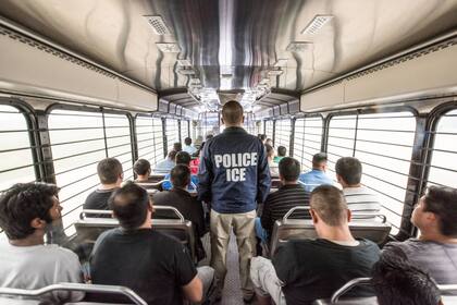 Se estima que alrededor de 56.945 personas permanecen bajo custodia del ICE