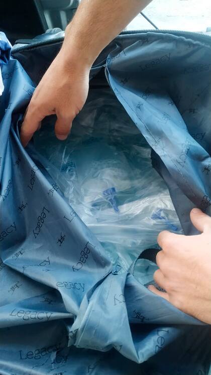 Se estima que el valor de la mercadería en infracción ronda los $100.000, un exceso de la franquicia contemplada para egresos por vía terrestre de US$300