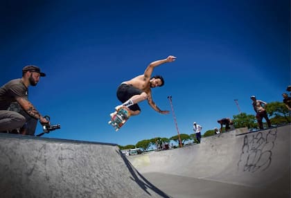 Se estima que entre 500 y 700 personas visitan los skateparks porteños, como el de Parque Extremo