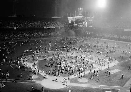 Se estima que unos siete mil espectadores invadieron el campo de juego