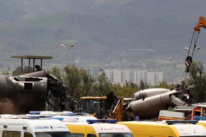 En el lugar del siniestro se observó un denso humo negro saliendo del campo, mientras ambulancias y vehículos de la Media Luna Roja llegaban a la zona