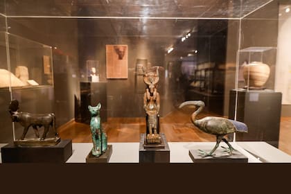 Se exhiben amuletos, estatuillas y ushebtis provenientes de distintas colecciones