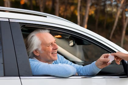 Se exige cumplir requisitos de edad, ciudadanía y compatibilidad del permiso con estándares federales