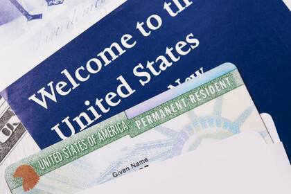 Se expide una Tarjeta de Residente Permanente como prueba de estar autorizado para vivir y trabajar en Estados Unidos