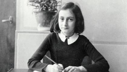 Se expone una réplica del Diario escrito por Ana Frank desde el 12 de junio de 1942 y el 1 de agosto de 1944, entre sus 13 y 15 años