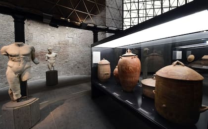 Se exponen cerámicas, vasos y objetos de terracota, esculturas grecorromanas y monedas del siglo VII al III a. C., entre otros tesoros rescatados por los Carabinieri dedicados la Protección del Patrimonio Cultural 