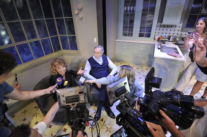 “Se extraña Mar del Plata, pero Luis no podía viajar, no se lo permitió el médico. Por eso estoy tan agradecida a la gente. Nos llenaron la sala y no lo esperábamos”, celebró la actriz