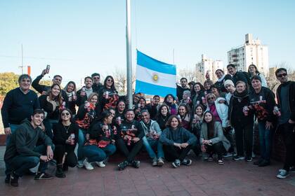 Se festejó el primer aniversario del triunfo argentino en el Maracaná. Como homenaje al capitán, se izó una bandera con la firma del jugador en el club que lo vio nacer, Abanderado Grandoli