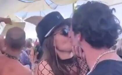 Se filtraron imágenes de Íñigo Onieva besándose con otra mujer.