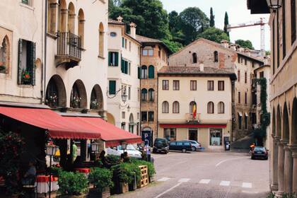 Se fueron a vivir a un pueblo italiano y encontraron belleza y dificultades: “la alta burocracia estatal degrada lo positivo del estilo de vida”.