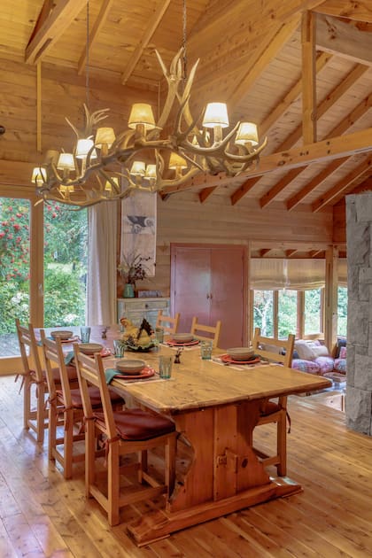 Se fueron enganchando las astas para lograr esta lámpara que ilumina tranquilamente la mesa para ocho.