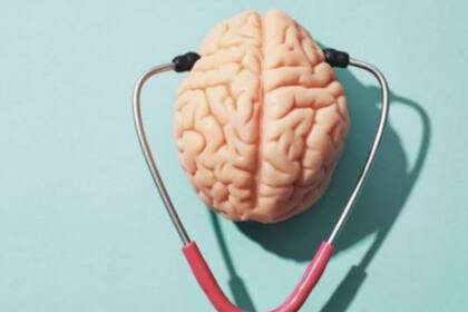 Se ha comprobado que aquellas personas que poseen un nivel educativo más alto o que mantienen una cierta actividad intelectual -leer, estudiar o adquirir nuevas habilidades- tienen una menor predisposición a desarrollar demencia