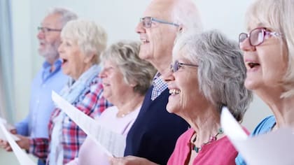 Se ha demostrado que cantar ayuda a las personas con Parkinson