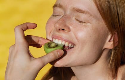 Se ha encontrado evidencia de que el kiwi verde puede reducir el malestar y el dolor abdominal