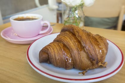 Se hacen con tiempos de fermentación largos y laminados con manteca bien fría: llevan miel, leche, almíbar y vainilla