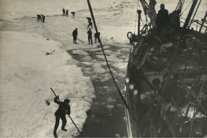 Se hacen grandes esfuerzos para liberar el 'Endurance' del hielo, el 14 y 15 de febrero de 1915, pero finalmente no tienen éxito; tomada durante la Expedición Imperial Transantártica, 1914-17, dirigida por Ernest Shackleton. (Foto de Frank Hurley/Scott Polar Research Institute, Universidad de Cambridge/Getty Images)