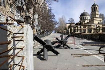 Se han colocado barricadas en las carreteras en Kiev, usando bloques de concreto y obstáculos antitanques de la Segunda Guerra Mundial tomados del museo de la ciudad.