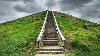 Se han encontrado ejemplos de las monumentales construcciones de tierra de la cultura Hopewell en todo Ohio, incluyendo el Montículo de Miamisburg