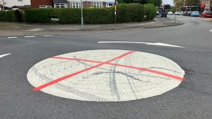 Se han pintado cruces rojas en las rotondas de muchos lugares, incluso aquí en Birmingham.