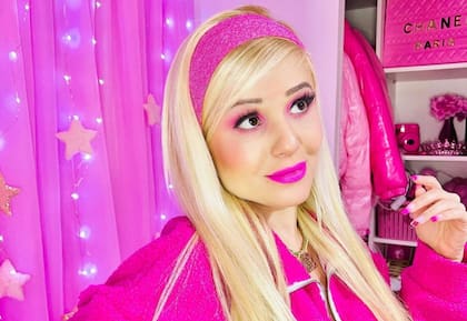 Se hizo conocida como Bruna Barbie en redes, donde se transformó en furor: en TikTok tiene casi 20 millones de seguidores