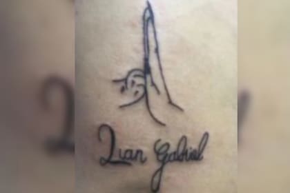 Se hizo un tatuaje y no se dio cuenta en un detalle del diseño (Captura video)