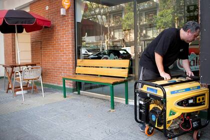 Se hizo una costumbre que los comercios tengan generadores eléctricos como resguardo por si hay cortes de luz