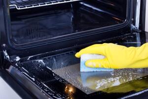Mostró el truco definitivo para limpiar la puerta del horno y se volvió viral