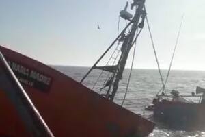 Se hundió un buque pesquero y su tripulación fue salvada por otro barco