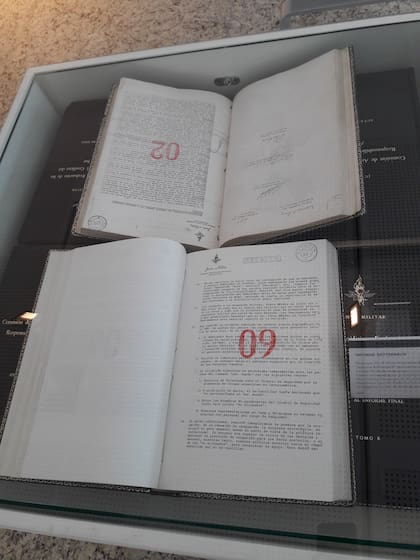 Se imprimieron muy pocas ediciones completas del Informe Rattenbach, que consta de 17 tomos. Una de ellas se encuentra hoy en el Museo Malvinas
