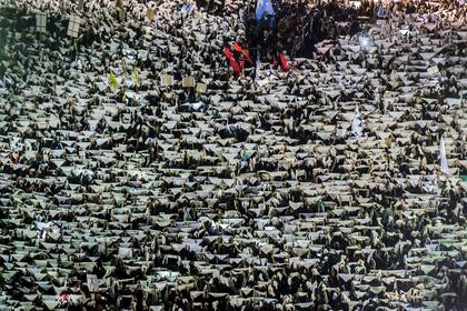 Miles de manifestantes levantan pañuelos blancos, símbolo de las Madres y Abuelas de la Plaza de Mayo, para protestar por la aplicación de la Ley de 2x1 a los acusados de crímenes de lesa humanidad, en la Plaza de Mayo. Bs.As 10 de mayo de 2017. Foto: Eitan Abramovich