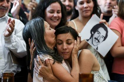La hija de Edgardo Garnier y de Violeta Graciela Ortolani, ambos detenidos desaparecidos, en un abrazo con su tía paterna durante la conferencia donde se anunció la recuperación de su identidad. Bs.As diciembre de 2017.Foto: Soledad Vázquez