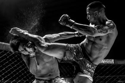Víctor Cabrera da una gran patada a José Hinojosa en el evento de MMA Invictus Fighter en el Estadio Delmi de Salta Capital. Salta, Junio de 2017. Foto: Javier Corbalán
