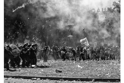 Incidentes entre manifestantes y la policía, durante las protestas multitudinarias contra el proyecto de ley de Reforma Previsional. Buenos Aires, diciembre 2017. Foto:Juan Manuel Ferrari Urrutia