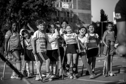 Escuelita de jockey Alentando Ilusiones, , funciona en la villa 1.11.14, asisten niñas y niños del lugar y de otros barrios cercanos. Se formó en 2012 y hoy tiene unas 70 jugadoras/es en diferentes categorías. Foto: Santiago Filipuzzi