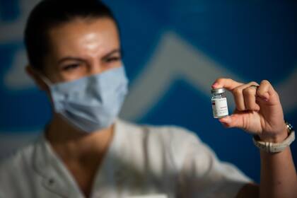 Se inauguró el Centro de Vacunación en Buenos Aires, Argentina en el edificio del Centro Cultural Néstor Kirchner (CCK), la vacuna utilizada es la vacuna AstraZeneca / Oxford obtenida a través del esquema Covax. En una primera instancia, se realizará la vacunación del personal de la Fuerza Armada Nacional y luego, cuando ese cupo esté completo, se realizará la vacunación abierta para los mayores de 70 años. En Argentina, el avance del Plan de Vacunación contra COVID-19 es fuerte: casi el 30 por ciento de la población de todo el país ya ha recibido la primera dosis.