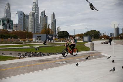La etapa concluida del Parque del Bajo corresponde a la plaza ubicada entre las avenidas Alem, Corrientes, Madero y la calle Perón, frente al CCK