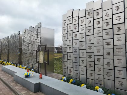Se inauguró un monumento en la ciudad de Bucha, en la región de Kiev, para recordar a los civiles que murieron allí mientras estaba ocupada por las fuerzas rusas