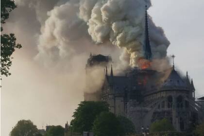 Se incendia la Catedral de Notredame